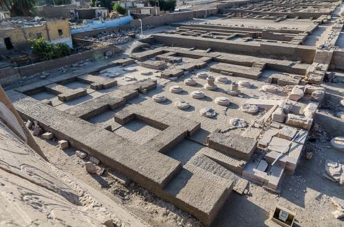 Le palais royal du Ramesseum en cours de matérialisation après la fouille archéologique. Cliché © Yann Rantier.